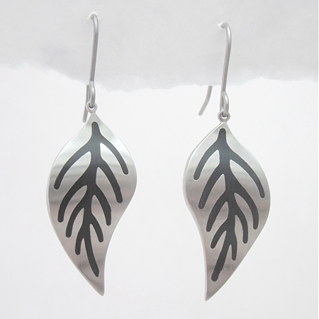 Steelx ER130 Steel Leaf w/Black Vein Earrings - Click Image to Close
